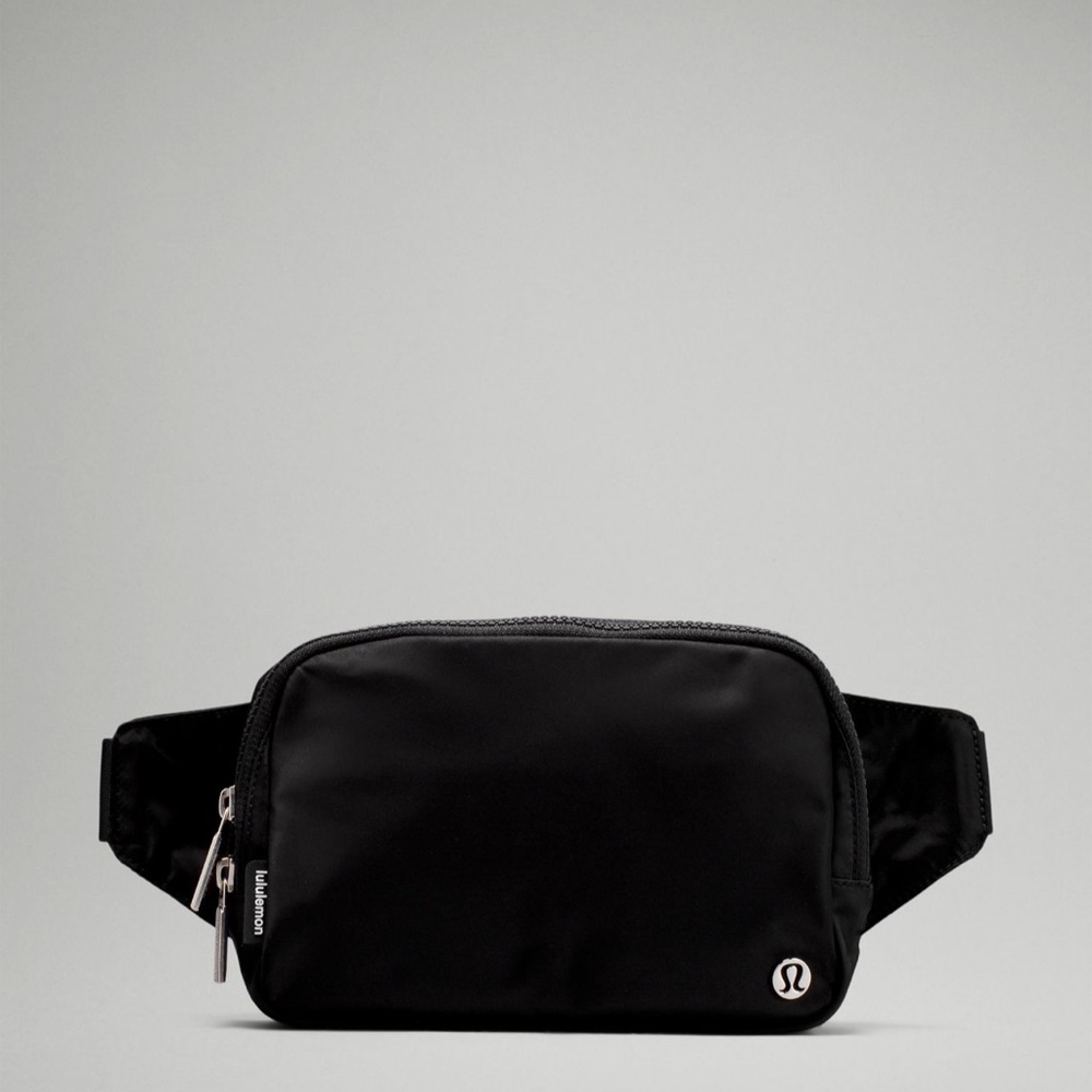 *WITH TAGS* lululemon black everywhere belt bag!!